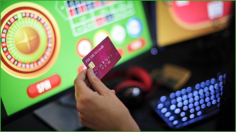 Someone playing online roulette using a credit card