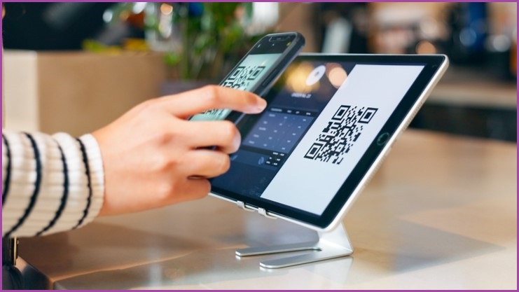 Person paying for goods via a QR code.