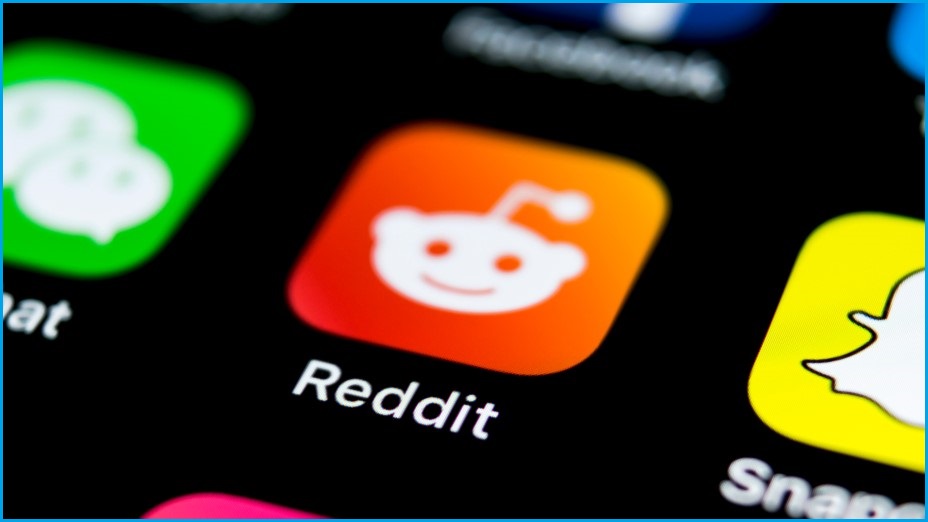 A close up of a phone screen showing the WeChat, Reddit, and Snapchat app icons.