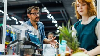 Retailers tap VR to manage angry customers