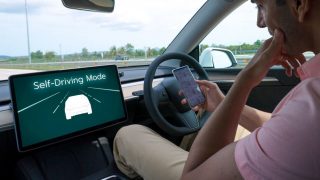 Govt won’t finalise self-driving car rules until 2027