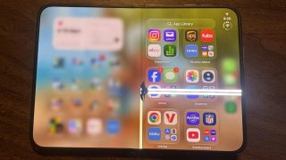 iPhone Duo users report screens cracking